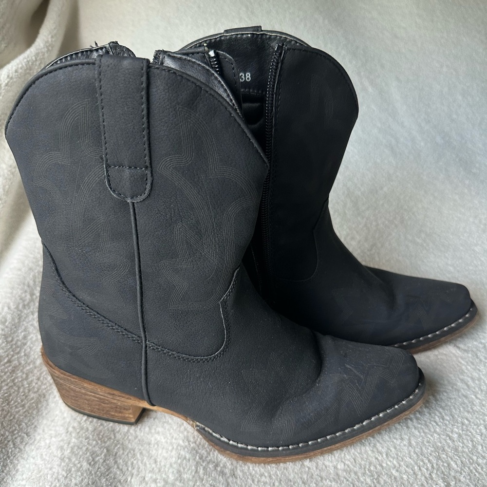 Worn once short black cowboy boots size 7/UK 38